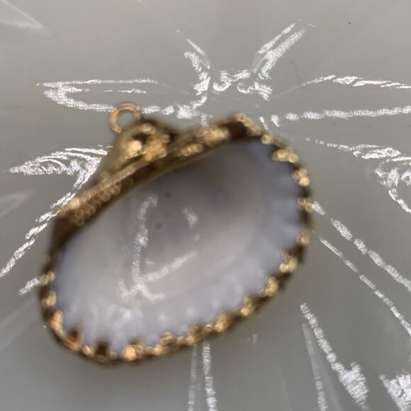 Gold Shell Pendant - Picture 2 of 4